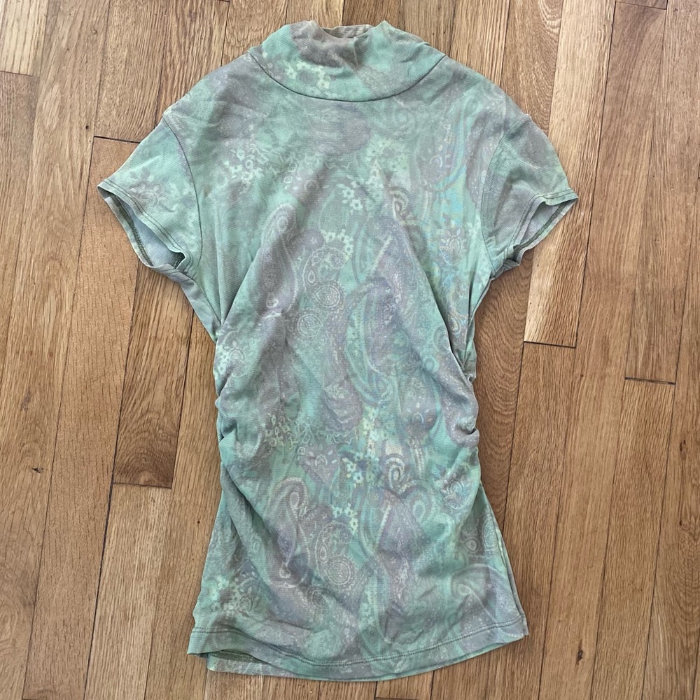 Patterned top, shirt, shirtsleeves.